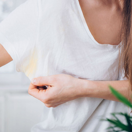 وداعا للبقع الصفراء! حيل منزلية فعالة لإزالة بقع العرق من الملابس صورة رقم 3 وداعا للبقع الصفراء! حيل منزلية فعالة لإزالة بقع العرق من الملابس صورة رقم 3