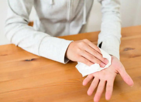 أسباب تعرّق القدمين واليدين.. كيف تسيطر على هذه الظاهرة وتعالجها؟ صورة رقم 1