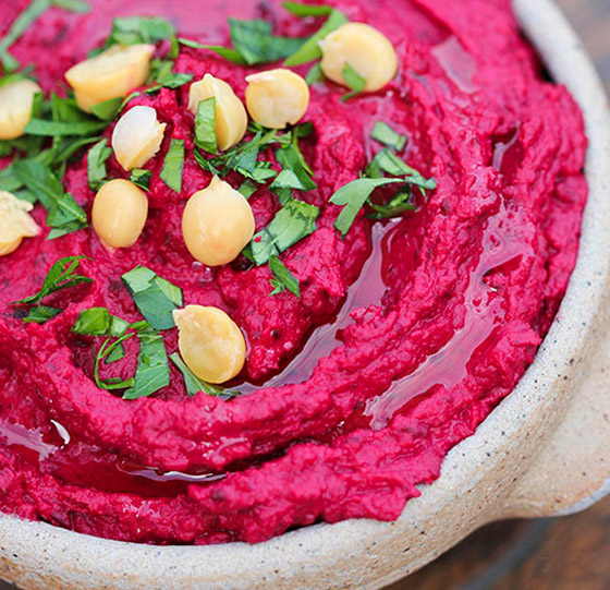 يتمتع بطعمه اللذيذ وفوائده الكثيرة.. إليكم وصفة حمص البنجر (الشمندر) صورة رقم 6