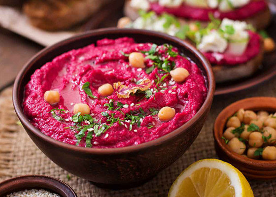 يتمتع بطعمه اللذيذ وفوائده الكثيرة.. إليكم وصفة حمص البنجر (الشمندر) صورة رقم 1