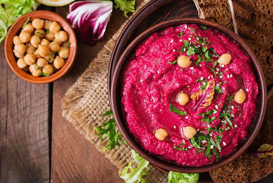 يتمتع بطعمه اللذيذ وفوائده الكثيرة.. إليكم وصفة حمص البنجر (الشمندر) صورة رقم 11