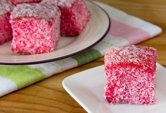 لمحبي الحلويات الصغيرة.. طريقة تحضير حلوى كيك لامنجتون الوردي صورة رقم 1