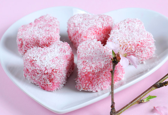 لمحبي الحلويات الصغيرة.. طريقة تحضير حلوى كيك لامنجتون الوردي صورة رقم 2