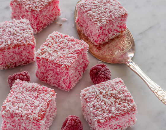 لمحبي الحلويات الصغيرة.. طريقة تحضير حلوى كيك لامنجتون الوردي صورة رقم 3