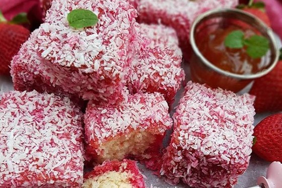 لمحبي الحلويات الصغيرة.. طريقة تحضير حلوى كيك لامنجتون الوردي صورة رقم 4