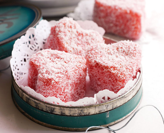 لمحبي الحلويات الصغيرة.. طريقة تحضير حلوى كيك لامنجتون الوردي صورة رقم 5