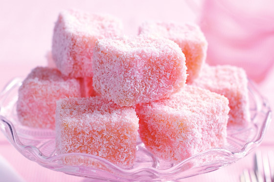 لمحبي الحلويات الصغيرة.. طريقة تحضير حلوى كيك لامنجتون الوردي صورة رقم 7