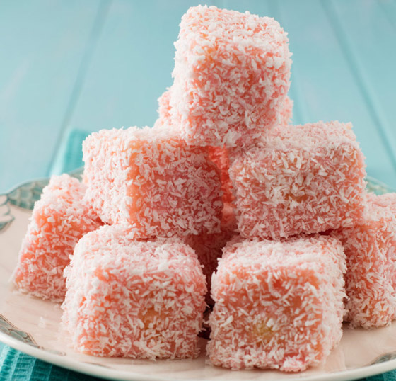 لمحبي الحلويات الصغيرة.. طريقة تحضير حلوى كيك لامنجتون الوردي صورة رقم 8