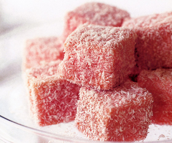 لمحبي الحلويات الصغيرة.. طريقة تحضير حلوى كيك لامنجتون الوردي صورة رقم 9