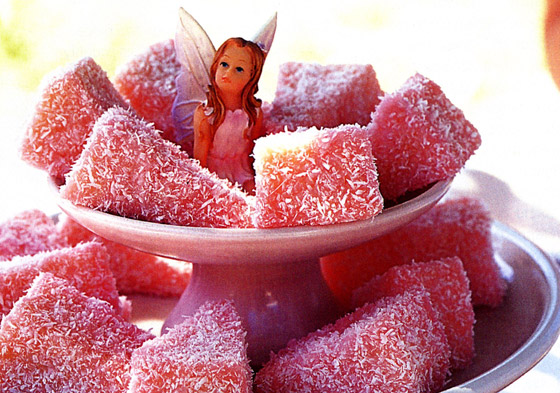 لمحبي الحلويات الصغيرة.. طريقة تحضير حلوى كيك لامنجتون الوردي صورة رقم 10