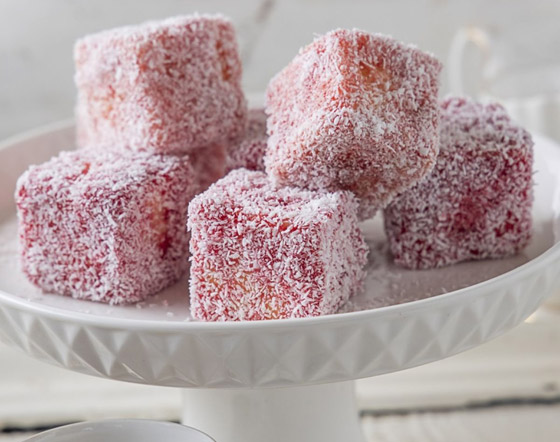 لمحبي الحلويات الصغيرة.. طريقة تحضير حلوى كيك لامنجتون الوردي صورة رقم 11