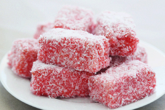 لمحبي الحلويات الصغيرة.. طريقة تحضير حلوى كيك لامنجتون الوردي صورة رقم 12