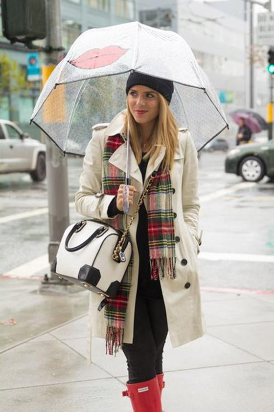 نصائح لإطلالة خالية من العيوب أثناء نزول المطر صورة رقم 8