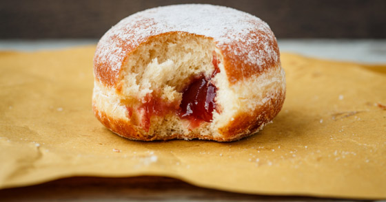 مليئة بمربى المشمش أو الفراولة.. طريقة تحضير “الكرابفين” ألذ الحلويات النمساوية صورة رقم 1