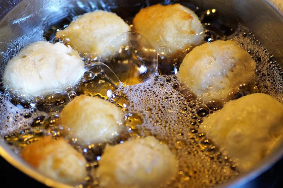 مليئة بمربى المشمش أو الفراولة.. طريقة تحضير “الكرابفين” ألذ الحلويات النمساوية صورة رقم 2