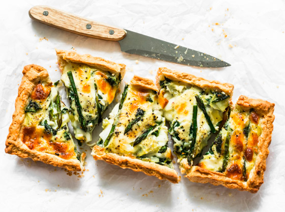 صينية السبانخ مع جبن الموزاريلا والبيض في الفرن.. مغذية وقليلة السعرات صورة رقم 1