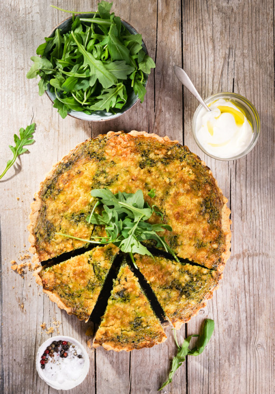 صينية السبانخ مع جبن الموزاريلا والبيض في الفرن.. مغذية وقليلة السعرات صورة رقم 2