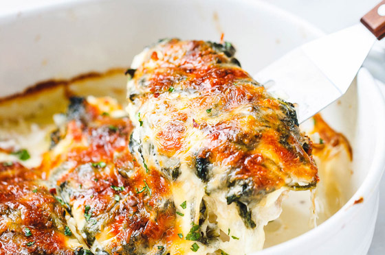 صينية السبانخ مع جبن الموزاريلا والبيض في الفرن.. مغذية وقليلة السعرات صورة رقم 3