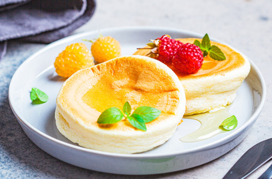 اسفنجي وطعمه أشهى من التقليدي.. إليكم طريقة تحضير البان كيك الياباني صورة رقم 1