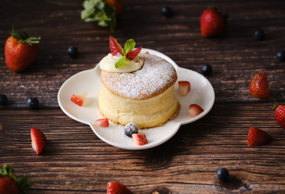 اسفنجي وطعمه أشهى من التقليدي.. إليكم طريقة تحضير البان كيك الياباني صورة رقم 2