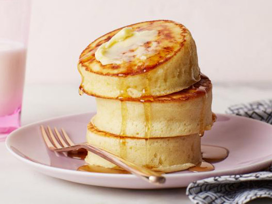 اسفنجي وطعمه أشهى من التقليدي.. إليكم طريقة تحضير البان كيك الياباني صورة رقم 4