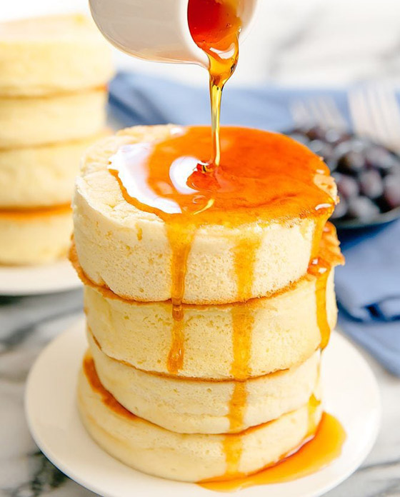 اسفنجي وطعمه أشهى من التقليدي.. إليكم طريقة تحضير البان كيك الياباني صورة رقم 5