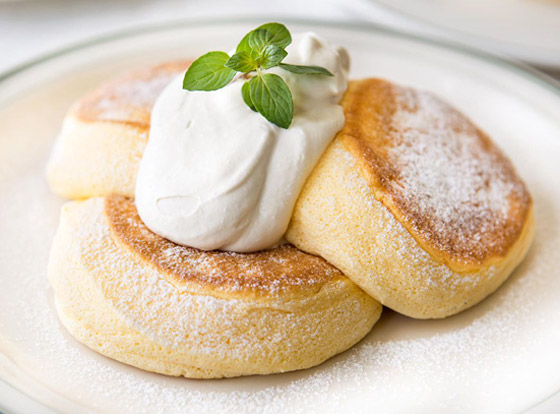 اسفنجي وطعمه أشهى من التقليدي.. إليكم طريقة تحضير البان كيك الياباني صورة رقم 6