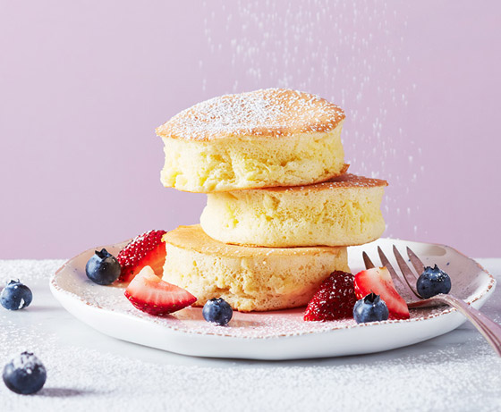 اسفنجي وطعمه أشهى من التقليدي.. إليكم طريقة تحضير البان كيك الياباني صورة رقم 8