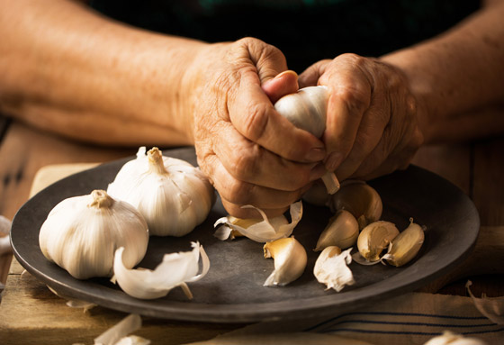 يقي من نزلات البرد ويخفض ضغط الدم.. فوائد الثوم وأفضل طريقة لتناوله صورة رقم 7 يقي من نزلات البرد ويخفض ضغط الدم.. فوائد الثوم وأفضل طريقة لتناوله صورة رقم 7