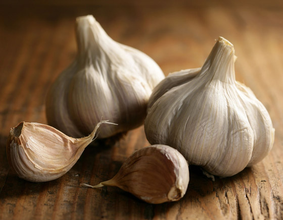 يقي من نزلات البرد ويخفض ضغط الدم.. فوائد الثوم وأفضل طريقة لتناوله صورة رقم 5 يقي من نزلات البرد ويخفض ضغط الدم.. فوائد الثوم وأفضل طريقة لتناوله صورة رقم 5