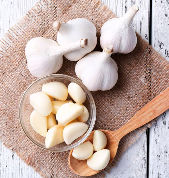 يقي من نزلات البرد ويخفض ضغط الدم.. فوائد الثوم وأفضل طريقة لتناوله صورة رقم 2 يقي من نزلات البرد ويخفض ضغط الدم.. فوائد الثوم وأفضل طريقة لتناوله صورة رقم 2