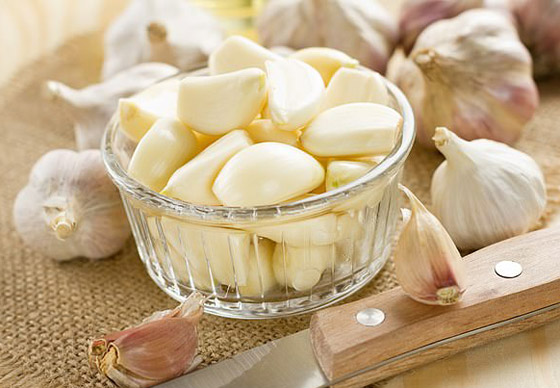 يقي من نزلات البرد ويخفض ضغط الدم.. فوائد الثوم وأفضل طريقة لتناوله صورة رقم 6 يقي من نزلات البرد ويخفض ضغط الدم.. فوائد الثوم وأفضل طريقة لتناوله صورة رقم 6