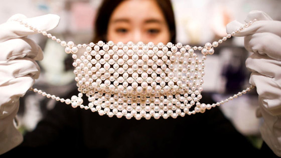 كمامات من الألماس واللؤلؤ.. اليابان تحارب كورونا بالفخامة صورة رقم 1 كمامات من الألماس واللؤلؤ.. اليابان تحارب كورونا بالفخامة صورة رقم 1