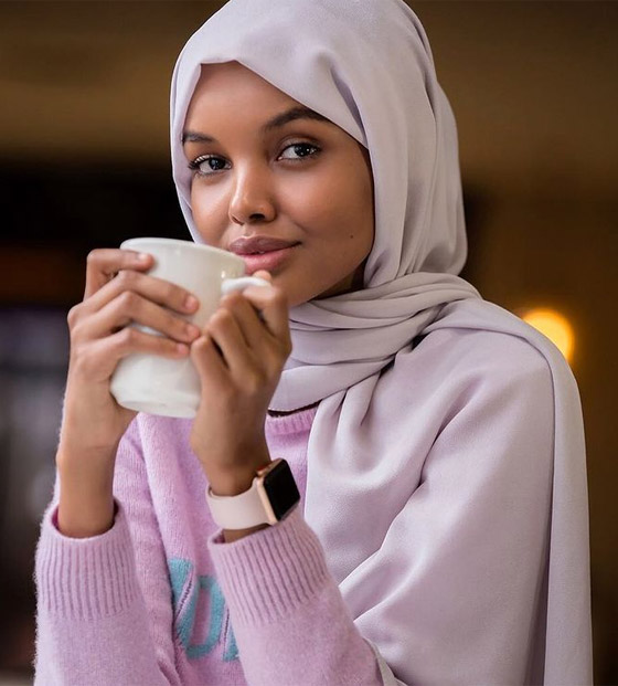 بعد اعتزالها بسبب الحجاب.. عارضة الأزياء العالمية حليمة عدن تعود من جديد! صور صورة رقم 24