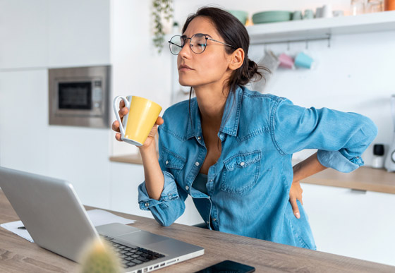 تعاني من آلام الظهر بسبب العمل من المنزل؟ إليك بعض النصائح للعلاج! صورة رقم 1