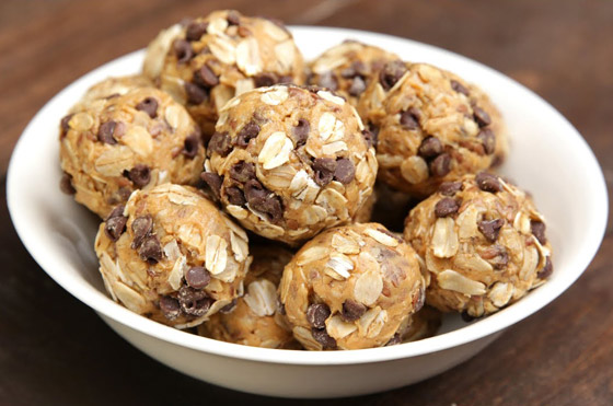 4 مكونات تصنع وجبة خفيفة صحية.. كرات الطاقة بزبدة الفول السوداني صورة رقم 2