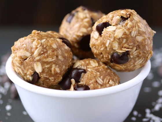 4 مكونات تصنع وجبة خفيفة صحية.. كرات الطاقة بزبدة الفول السوداني صورة رقم 3