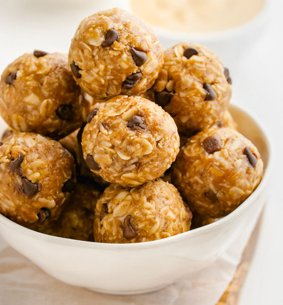 4 مكونات تصنع وجبة خفيفة صحية.. كرات الطاقة بزبدة الفول السوداني صورة رقم 6