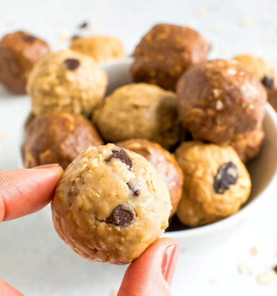 4 مكونات تصنع وجبة خفيفة صحية.. كرات الطاقة بزبدة الفول السوداني صورة رقم 7