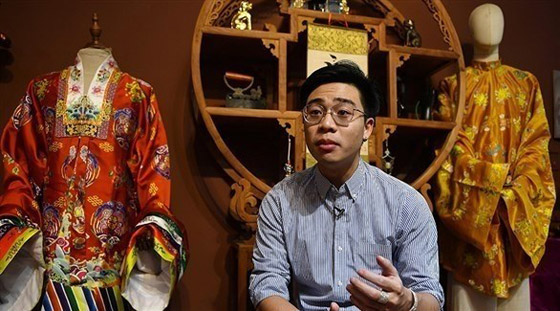 فيتنامي يجذب الشباب بأزياء من الحقبة الامبراطورية صممها بلمسة عصرية صورة رقم 1