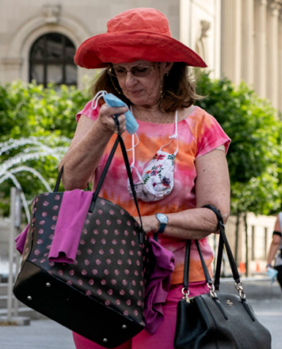 يناسب جميع أنواع البشرة.. لون الفوشيا سيكتسح إطلالات ربيع 2021 صورة رقم 4