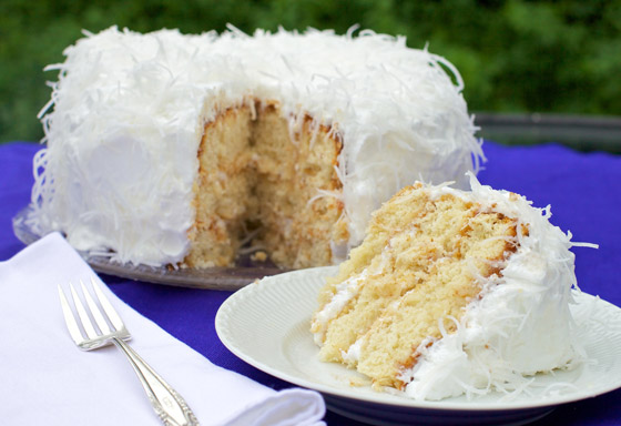 الحلوى المثلى لموسم الأعياد.. وصفة كيك جوز الهند الطري المحشو بالكريمة صورة رقم 1