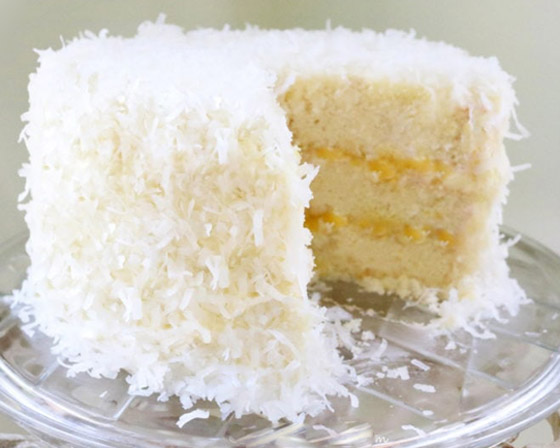 الحلوى المثلى لموسم الأعياد.. وصفة كيك جوز الهند الطري المحشو بالكريمة صورة رقم 2