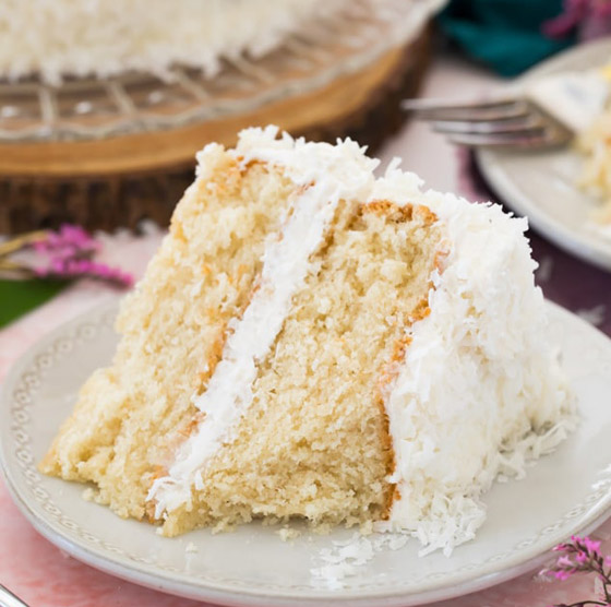 الحلوى المثلى لموسم الأعياد.. وصفة كيك جوز الهند الطري المحشو بالكريمة صورة رقم 4