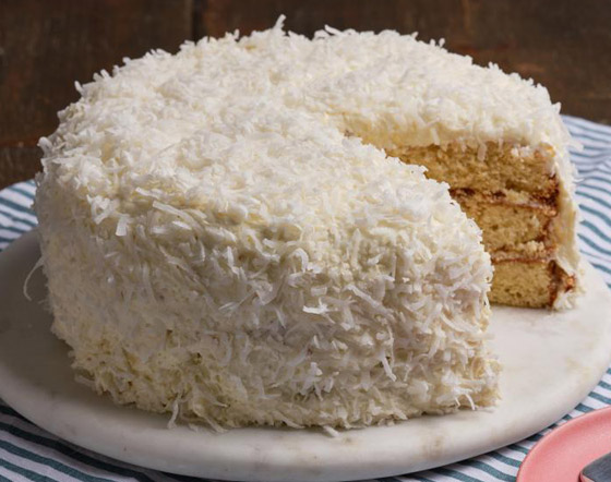 الحلوى المثلى لموسم الأعياد.. وصفة كيك جوز الهند الطري المحشو بالكريمة صورة رقم 7