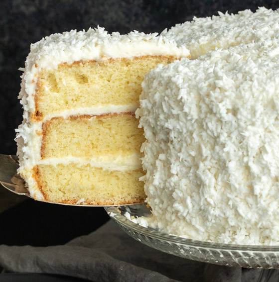 الحلوى المثلى لموسم الأعياد.. وصفة كيك جوز الهند الطري المحشو بالكريمة صورة رقم 8