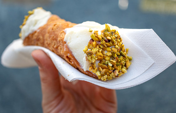 إليكم طريقة تحضير أصابع كانولي الإيطالية المحشوة بالجبنة والكريمة صورة رقم 1