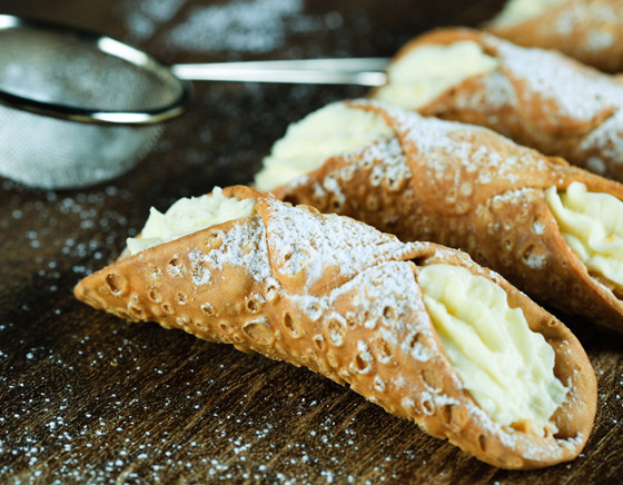 إليكم طريقة تحضير أصابع كانولي الإيطالية المحشوة بالجبنة والكريمة صورة رقم 2