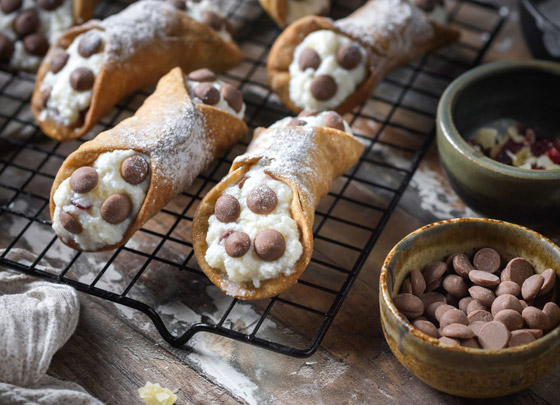 إليكم طريقة تحضير أصابع كانولي الإيطالية المحشوة بالجبنة والكريمة صورة رقم 4