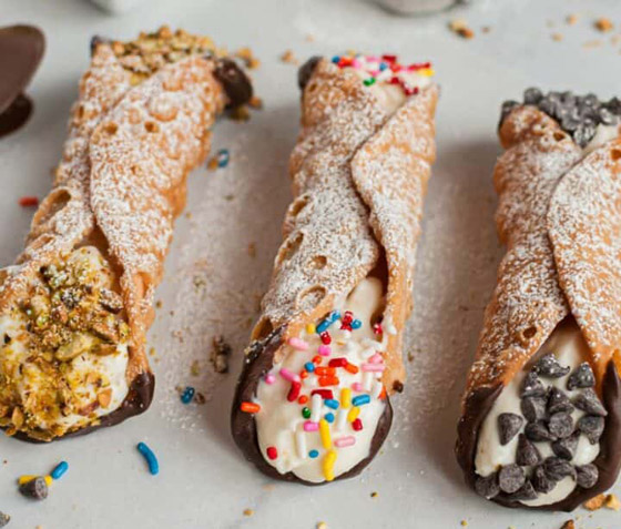 إليكم طريقة تحضير أصابع كانولي الإيطالية المحشوة بالجبنة والكريمة صورة رقم 6